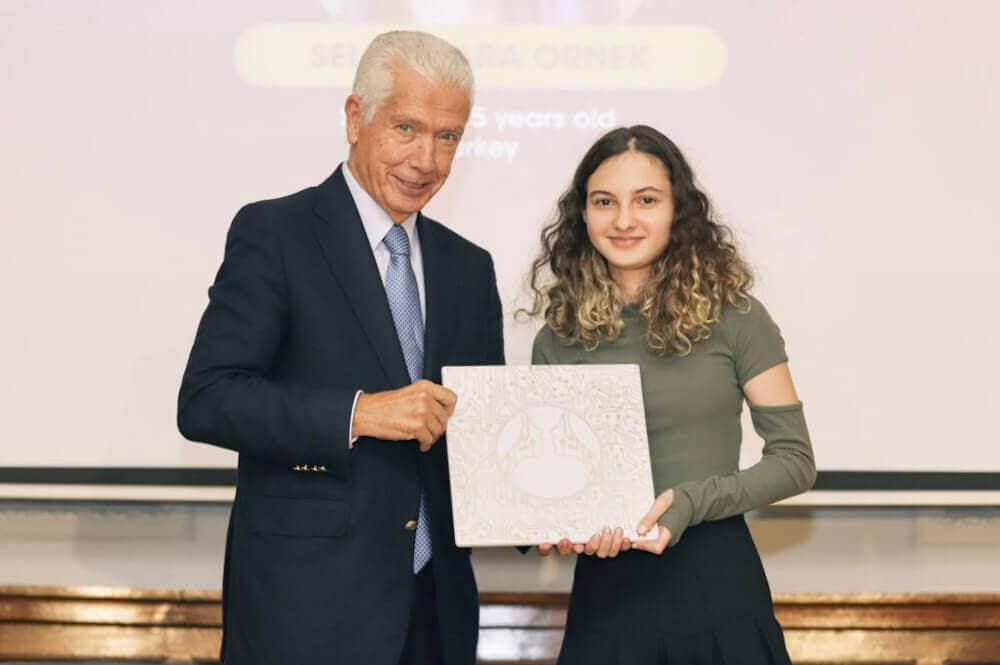 Selin receiving an award from Women In Tech Global Awards 2021